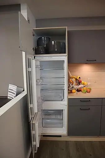 L-Küche in Grau mit Hellem Holz – Modern und Zeitlos