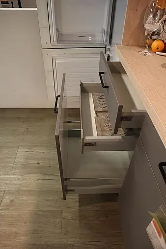 L-Küche in Grau mit Hellem Holz – Modern und Zeitlos