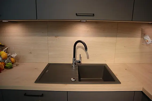 L-Küche in Grau mit Hellem Holz – Modern und Zeitlos