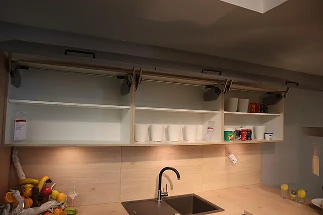L-Küche in Grau mit Hellem Holz – Modern und Zeitlos