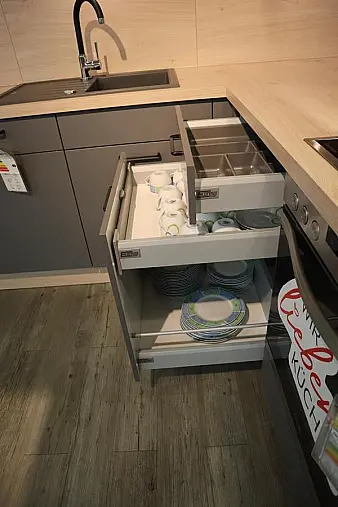 L-Küche in Grau mit Hellem Holz – Modern und Zeitlos