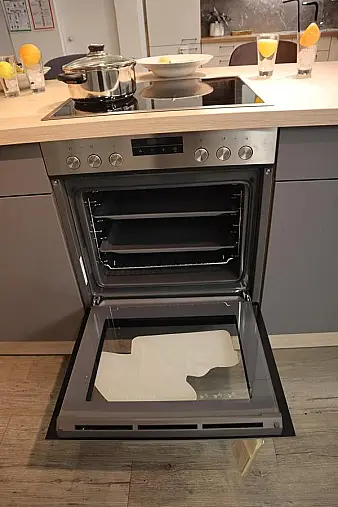 L-Küche in Grau mit Hellem Holz – Modern und Zeitlos