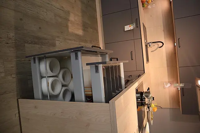 L-Küche in Grau mit Hellem Holz – Modern und Zeitlos