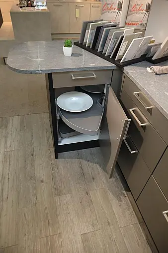 Moderne Graue Küche in Zwei-Zeilen-Design – Funktionalität trifft auf Eleganz