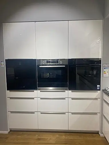 Moderne  Lackierte Hochglanz Küche mit Naturstein-Arbeitsplatte