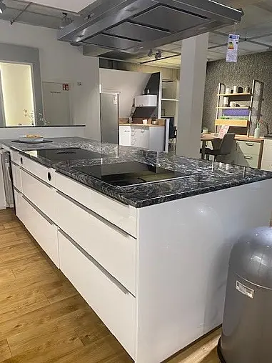 Moderne  Lackierte Hochglanz Küche mit Naturstein-Arbeitsplatte