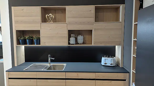Hochwertige Küche mit Insel aus FENIX-Material und Gaggenau-Geräten