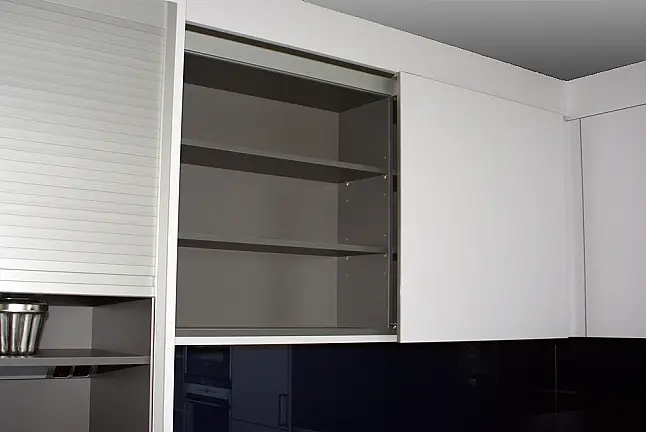 Kunststoff reinweiß, lackähnlich, matt und Glasoptik-Stufenkante, Arbeitsplatte Sicherheitsglas stahlblau, antiscratch-beschichtet