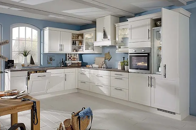 Landhaus L-Küche mit Fronten in Weiß matt