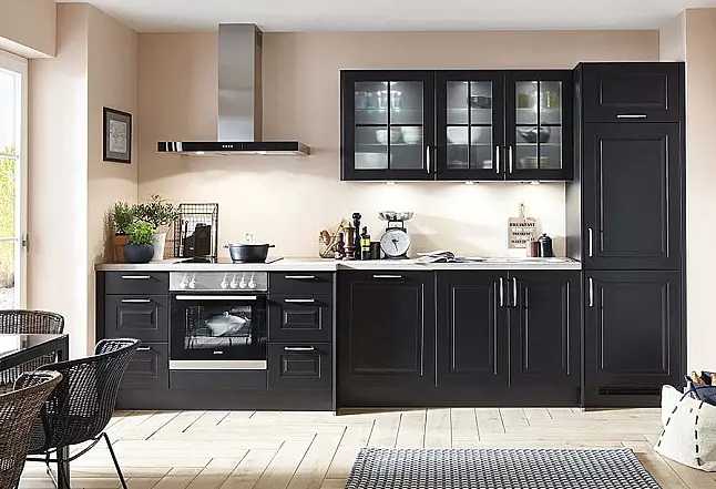 Landhaus Küche mit Fronten in Schwarz matt