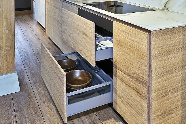 Koje 52 KH: Grote greeploze eiken keuken met koffienis en keramisch werkblad