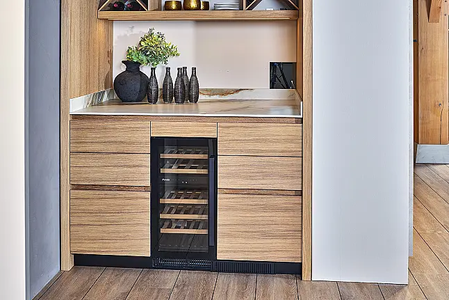 Koje 52 KH: Grote greeploze eiken keuken met koffienis en keramisch werkblad