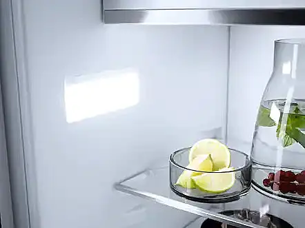 Einbau-Kühlschrank mit SuperKühlen und LED Beleuchtung