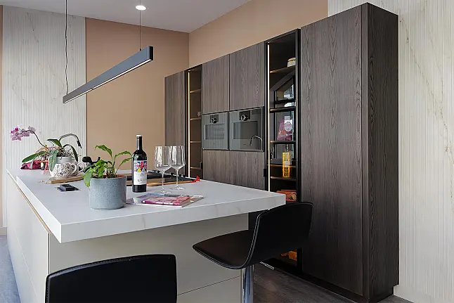 Einbauküche in Lack und Echtholz mit Dekton-Arbeitsplatte