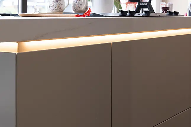 Einbauküche in Lack und Echtholz mit Dekton-Arbeitsplatte