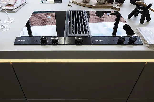Einbauküche in Lack und Echtholz mit Dekton-Arbeitsplatte