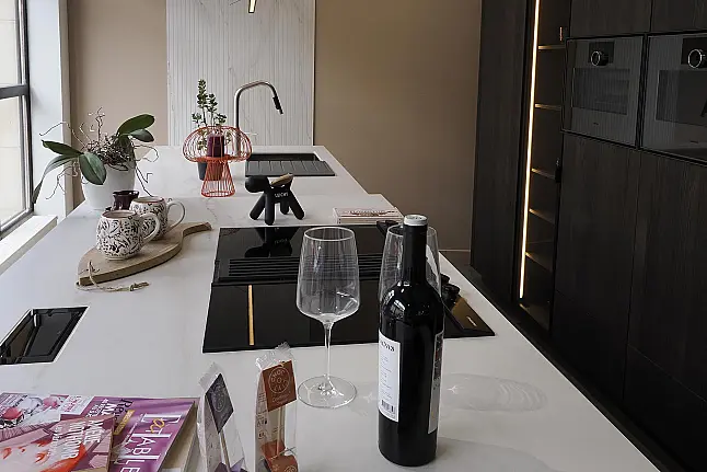 Einbauküche in Lack und Echtholz mit Dekton-Arbeitsplatte