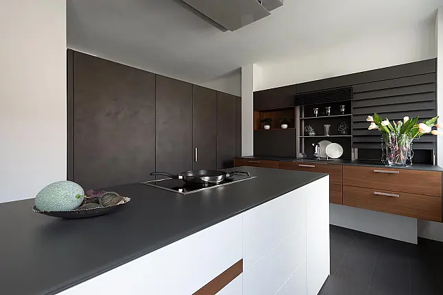 Einbauküche Echt-Beton mit Glas-APL