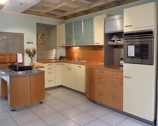 Designer-Küche mit Granitplatte und viel Stauraum