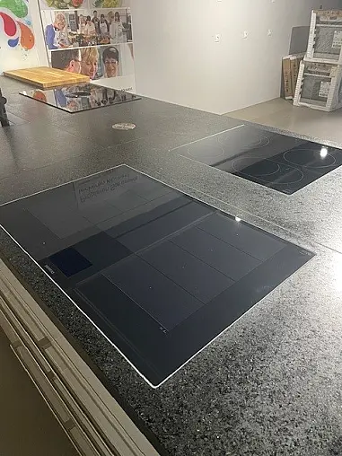 Showküche L376 Glanzlackkristall und Granit- APL Oro Preto gebürstet