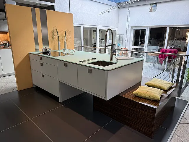 - Insel mit Gaggenau Induktionskochfeld und Glas LaVico lageto Arbeitsplatte