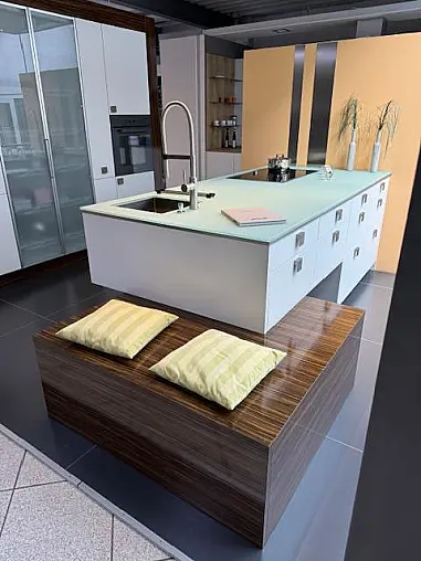 - Insel mit Gaggenau Induktionskochfeld und Glas LaVico lageto Arbeitsplatte