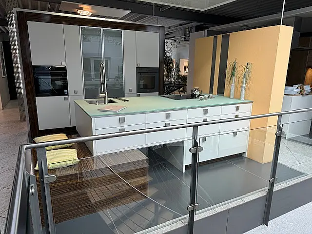 - Insel mit Gaggenau Induktionskochfeld und Glas LaVico lageto Arbeitsplatte
