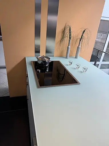 - Insel mit Gaggenau Induktionskochfeld und Glas LaVico lageto Arbeitsplatte
