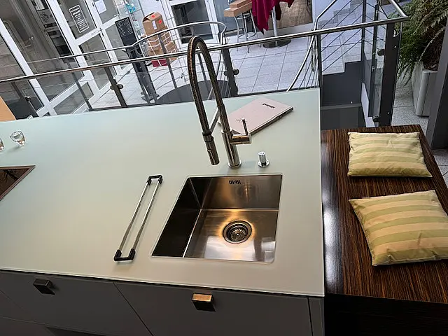 - Insel mit Gaggenau Induktionskochfeld und Glas LaVico lageto Arbeitsplatte