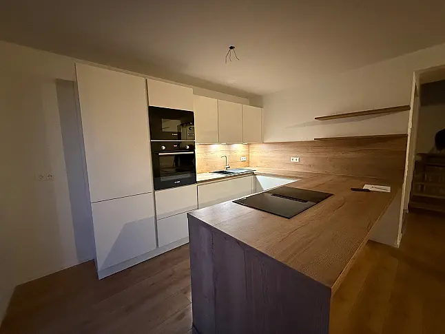 Grifflose Küche mit Arbeitsplatte in Eiche Sierra Nachbildung