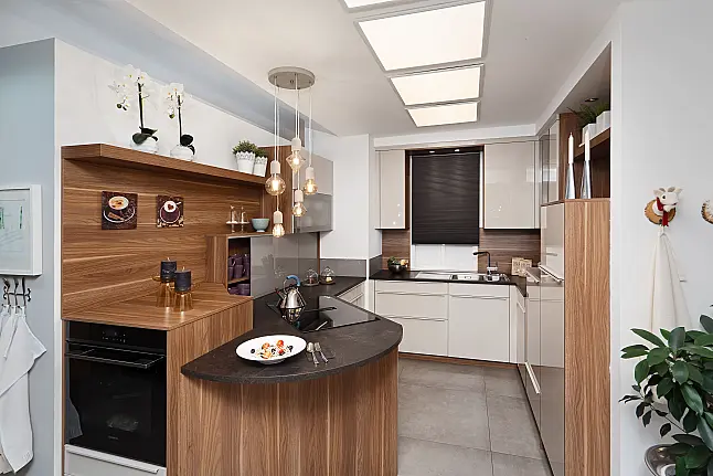 Moderne U-Küche mit halbrunder Theke
