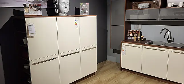 Moderne Winkelküche mit Block