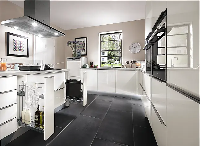 Komfortable Wohnung Küche mit angedockte Insel und Essplatz in Weiß Hochglanz