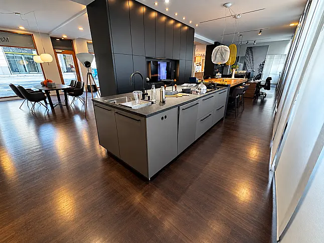 SieMatic Urban Kochinsel und Holz Hochschrankwand inkl. VZug Geräte
