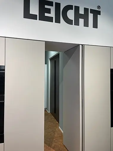 Moderne Premiumküche mit Kochinsel von Leicht