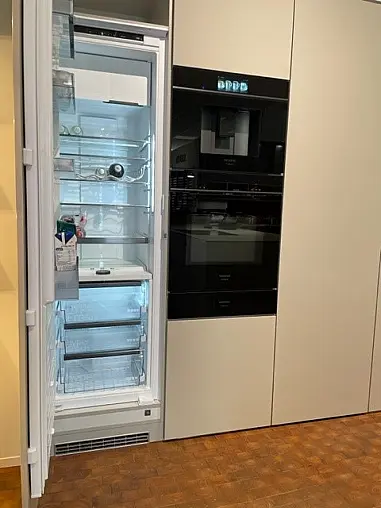 Moderne Premiumküche mit Kochinsel von Leicht