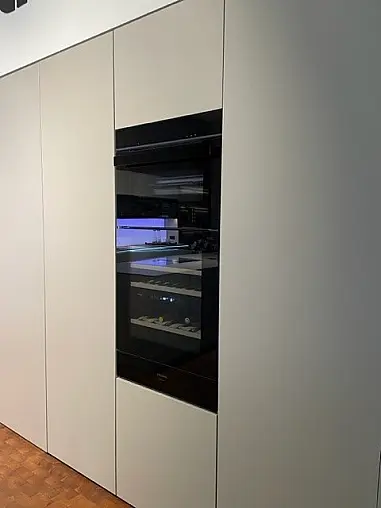 Moderne Premiumküche mit Kochinsel von Leicht
