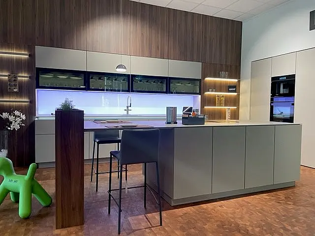Moderne Premiumküche mit Kochinsel von Leicht