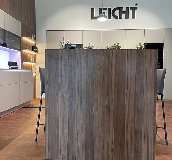 Moderne Premiumküche mit Kochinsel von Leicht