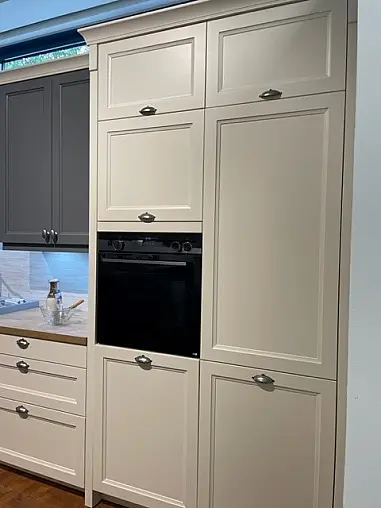 2-farbige Landhausküche in L-Form