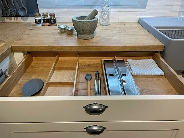 2-farbige Landhausküche in L-Form