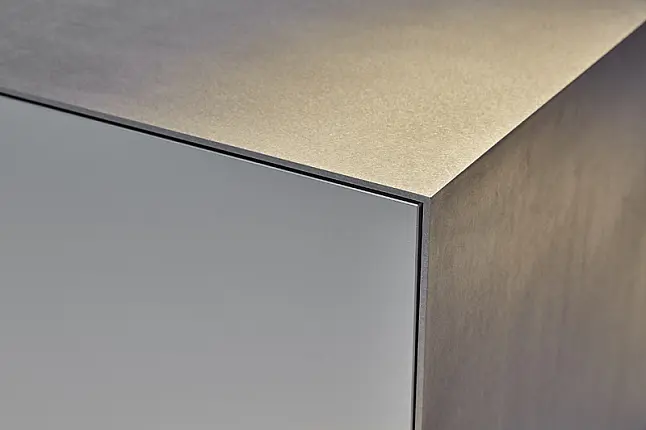 Kücheninsel in Aluminium mit Edelstahl Arbeitsplatte &amp; wandhängenden Miele Geräten