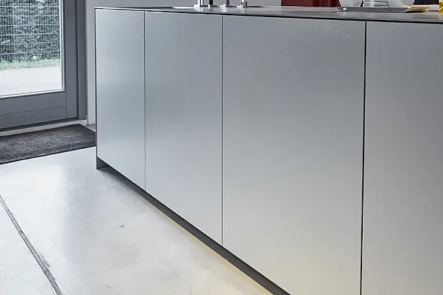 Kücheninsel in Aluminium mit Edelstahl Arbeitsplatte &amp; wandhängenden Miele Geräten