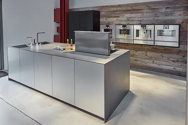 Kücheninsel in Aluminium mit Edelstahl Arbeitsplatte &amp; wandhängenden Miele Geräten