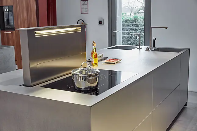 Kücheninsel in Aluminium mit Edelstahl Arbeitsplatte &amp; wandhängenden Miele Geräten