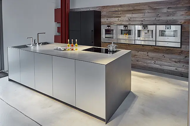 Kücheninsel in Aluminium mit Edelstahl Arbeitsplatte &amp; wandhängenden Miele Geräten