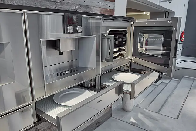 Kücheninsel in Aluminium mit Edelstahl Arbeitsplatte &amp; wandhängenden Miele Geräten