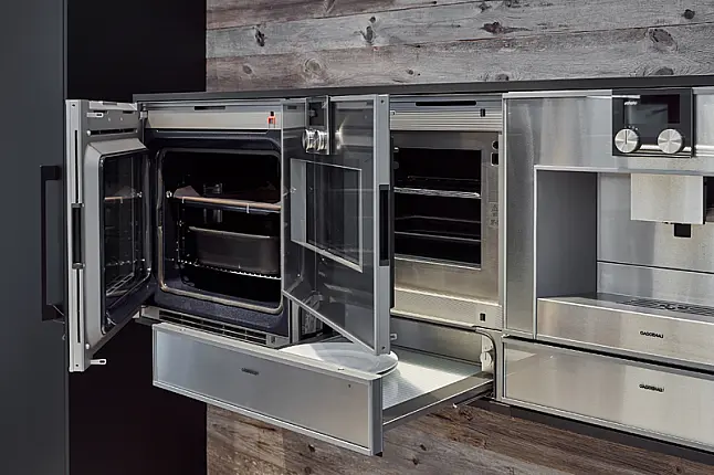Kücheninsel in Aluminium mit Edelstahl Arbeitsplatte &amp; wandhängenden Miele Geräten