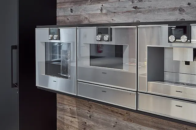 Kücheninsel in Aluminium mit Edelstahl Arbeitsplatte &amp; wandhängenden Miele Geräten
