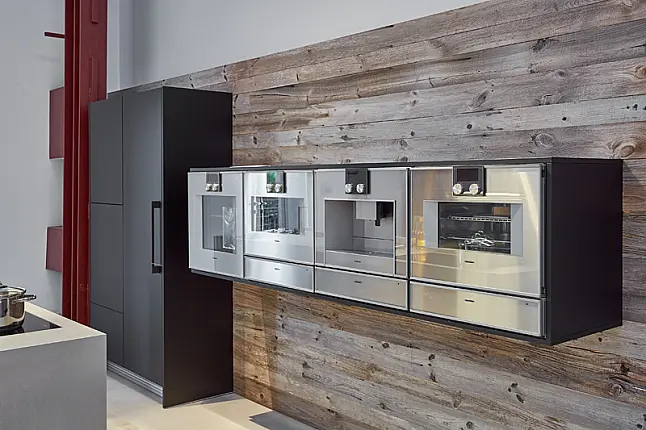 Kücheninsel in Aluminium mit Edelstahl Arbeitsplatte &amp; wandhängenden Miele Geräten